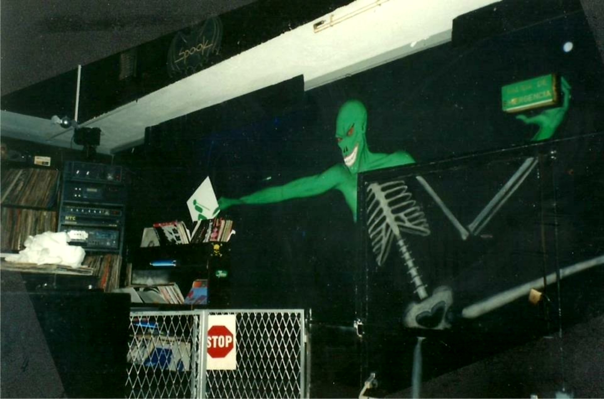 Cabina de Specka con el mural del esqueleto verde
